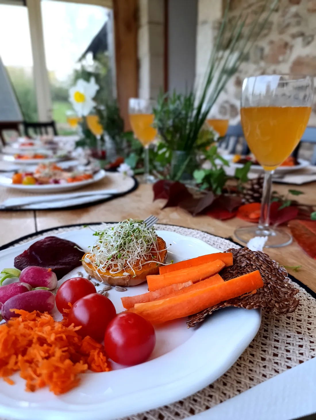 Assiette de crudités colorées dressée à table lors d'un séjour