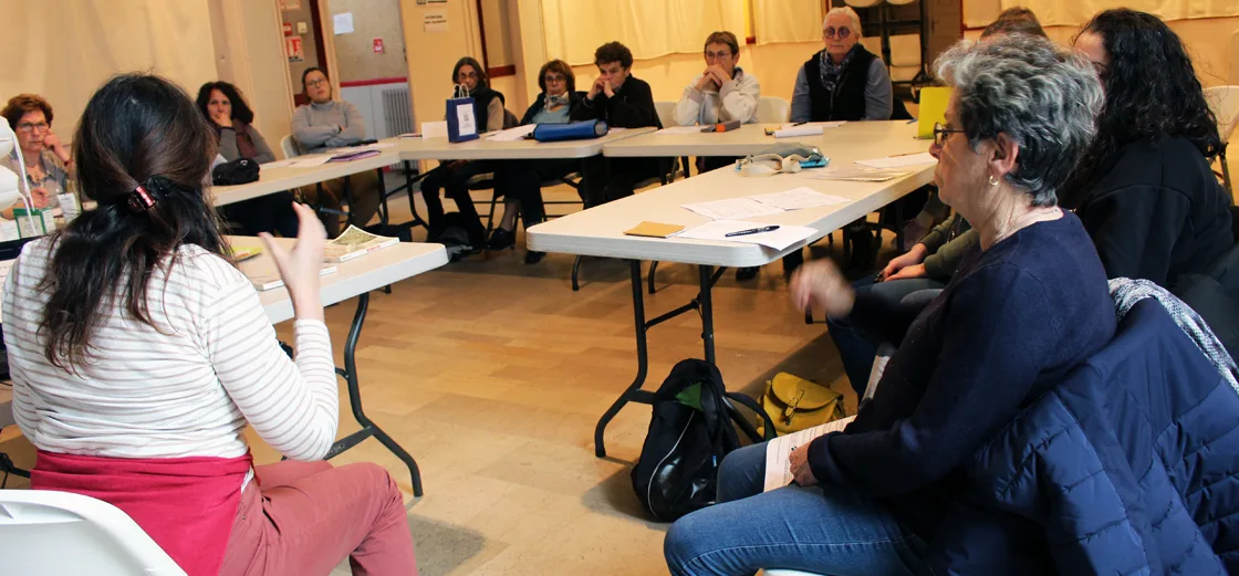 Ysabel intervenant devant un groupe en atelier collectif