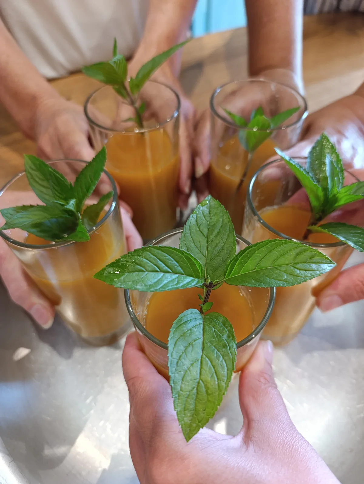 Jus frais de légumes préparé à l'extracteur
