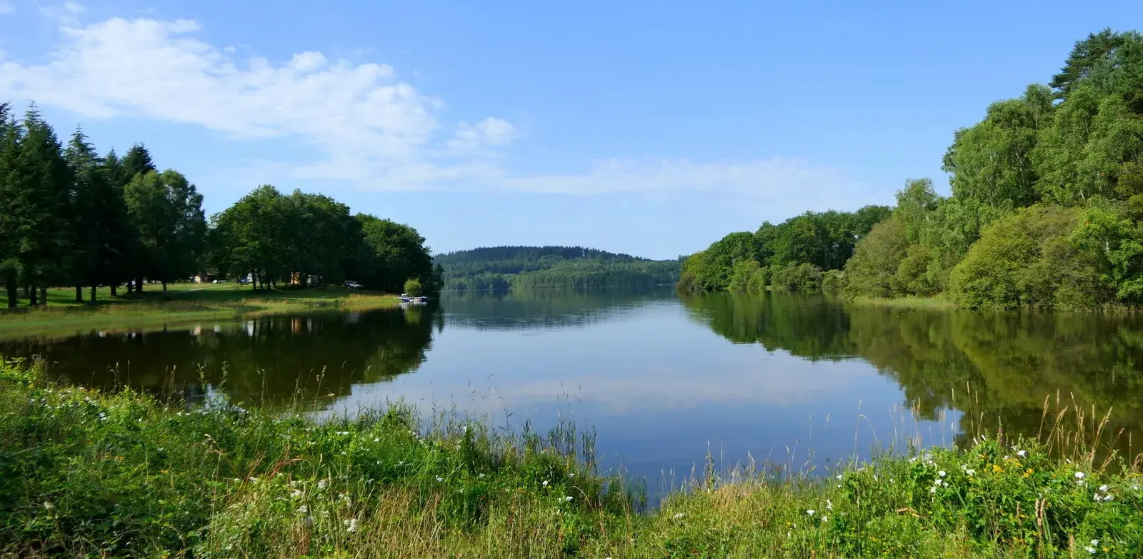 Le lac de Sagnat, horizon paisible sur l'eau