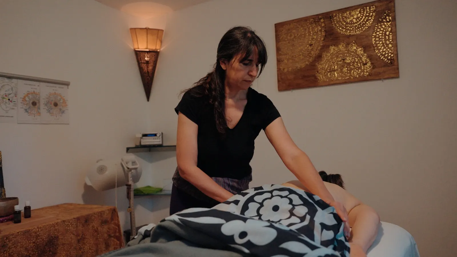 Massage bien-être en cabinet, ambiance bougies et lampe de sel