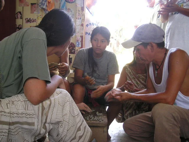 Ysabel préparant l'argile avec les habitants, en Amazonie péruvienne